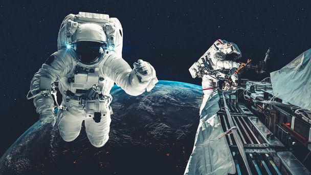 Astronauta astronauta hacer caminata espacial mientras trabaja para la misión de vuelos espaciales - Foto, imagen