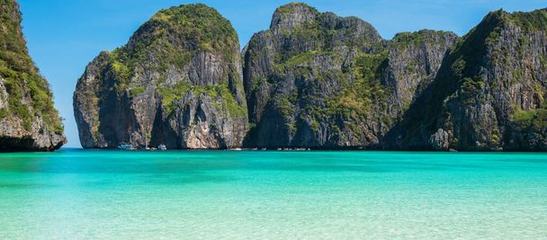 Phi Phi Adası, Krabi, Tayland 'daki Maya Körfezi Sahili' nin güzel manzarası. tarihi eser, hedef Güneydoğu Asya Seyahat, tatil ve tatil konsepti - Fotoğraf, Görsel