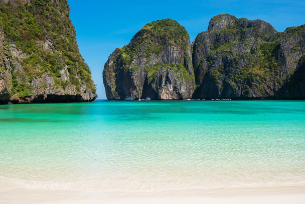 Schöne Landschaft am Strand der Maya Bay auf der Insel Phi Phi, Krabi, Thailand. Sehenswürdigkeit, Destination Südostasien Reisen, Urlaubs- und Urlaubskonzept - Foto, Bild