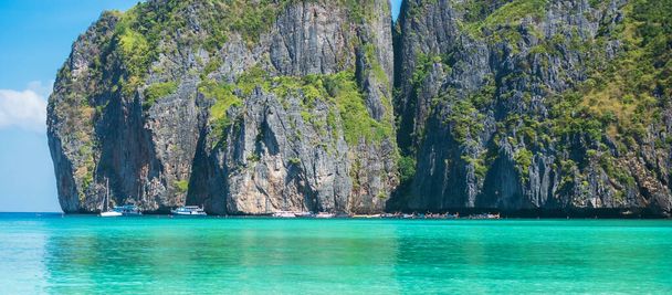 Прекрасний краєвид пляжу затоки Майя на острові Пхі Пхі, Крабі, Таїланд. Місце призначення Подорожі Південно-Східної Азії, відпустка і святкова концепція - Фото, зображення