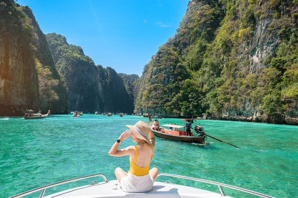 Жінка подорожувала човном, щаслива мандрівниця відпочивала в лагуні Пілеха на острові Фі Пхі, Крабі, Таїланд. Екзотична пам'ятка, призначення Подорожі Південно-Східної Азії, відпустка та свята концепція - Фото, зображення