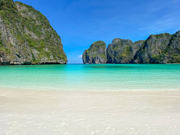 Hermoso paisaje de la playa de Maya Bay en la isla Phi Phi, Krabi, Tailandia. hito, destino Sudeste Asiático Viajes, vacaciones y concepto de vacaciones - Foto, Imagen