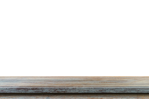 Пустой старый деревянный стол на изолированном белом фоне и отображение монтажа с копировальным местом для продукта. - Фото, изображение
