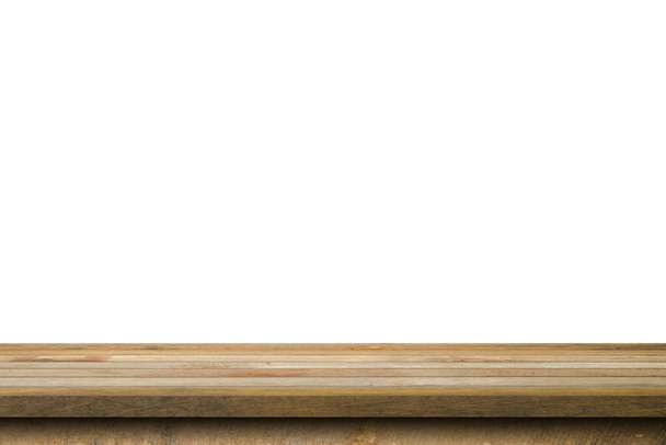 Vieille table en bois vide sur fond blanc isolé et montage d'affichage avec espace de copie pour le produit. - Photo, image