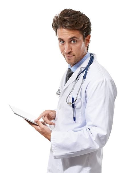 Je moet gezond blijven. Portret van een jonge arts die een klembord vasthoudt en glimlacht naar de camera. - Foto, afbeelding