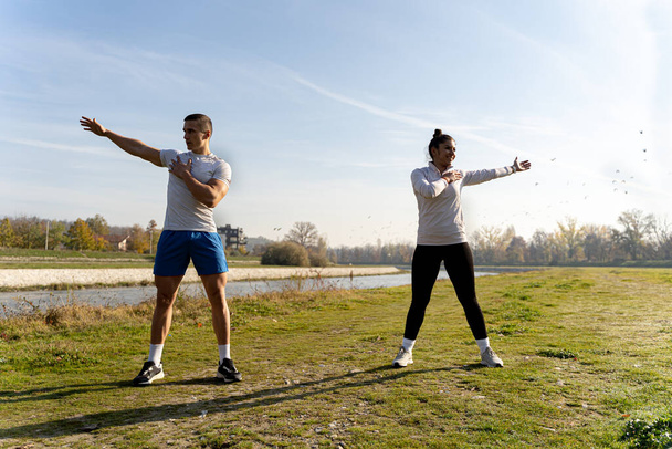 Dois incríveis e atraentes amigos aptos estão se exercitando juntos - Foto, Imagem