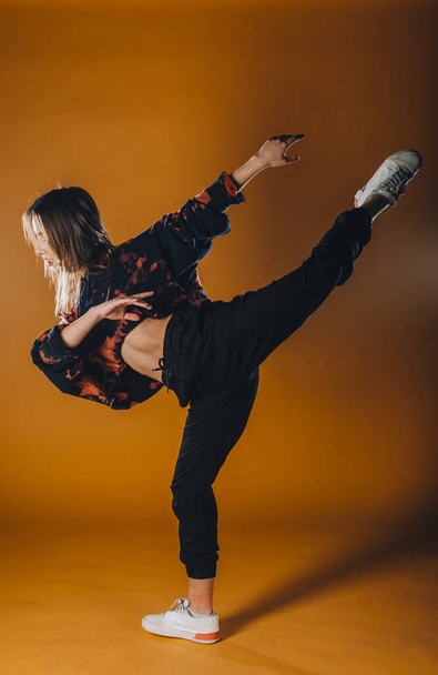 Stijlvolle jonge vrouw oefenen moderne stijl dans poses - Foto, afbeelding
