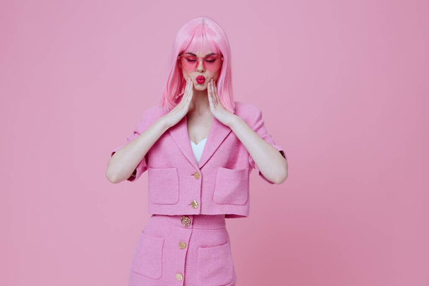 Позитивная молодая женщина жестикулирует руками с розовой курткой Studio Model без изменений - Фото, изображение