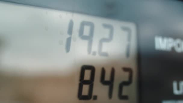 İtalya 'da fiyatların artmaya devam ettiği benzin istasyonu tezgahı - Video, Çekim
