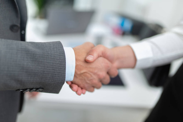 Business people shaking hands in an office - Fotografie, Obrázek
