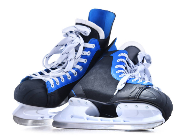 Un paio di pattini da hockey su ghiaccio isolati su sfondo bianco. - Foto, immagini