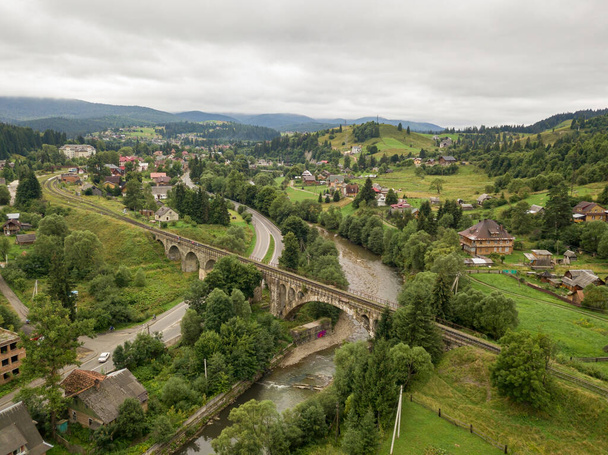 Alte Eisenbahnbrücke in den Bergen. Ukrainische Karpaten. Drohnenblick aus der Luft. - Foto, Bild