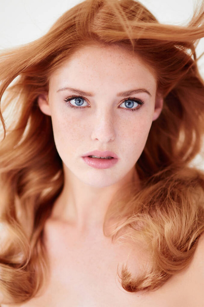 Alluring beauty. Portrait of a gorgeous young woman with red hair. - Foto, Bild
