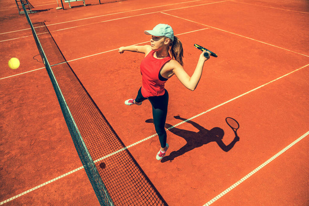 コートにラケットを持った女子テニス選手 - 写真・画像