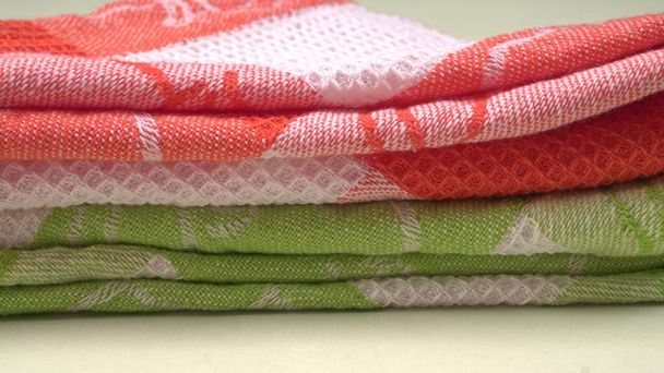 Peshtemal tureckie ręczniki bawełniane, składane tekstylia. Piękne jasne kolory z naturalnym tle światła - Zdjęcie, obraz