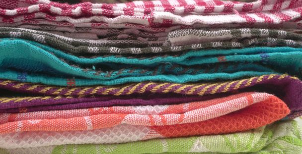 Peshtemal Asciugamani bagno turco in cotone, tessuto piegato. Bei colori vivaci con sfondo luce naturale - Foto, immagini