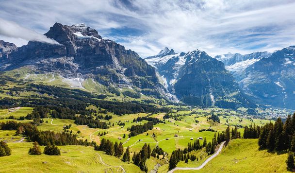 Εντυπωσιακή θέα του αλπικού χωριού 'ιγκερ. Γραφική και πανέμορφη σκηνή. Δημοφιλές τουριστικό αξιοθέατο. Τοποθεσία: Ελβετικές Άλπεις, κοιλάδα Grindelwald στο Bernese Oberland, Ευρώπη. Ομορφιά κόσμος. - Φωτογραφία, εικόνα