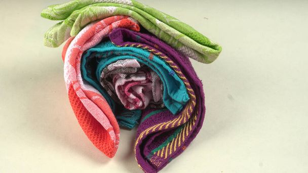 Toallas peshtemal de algodón de baño turco, textil plegado. Hermosos colores brillantes con fondo de luz natural - Foto, Imagen