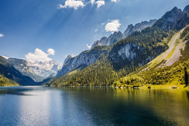 Büyük gök mavisi alp gölü Vorderer Gosausee Resim gibi ve muhteşem bir sabah sahnesi. Salzkammergut Yukarı Avusturya 'daki Gosau Vadisi' nde bulunan ünlü bir tatil köyüdür. Dachstein buzulu. Güzellik dünyası. - Fotoğraf, Görsel