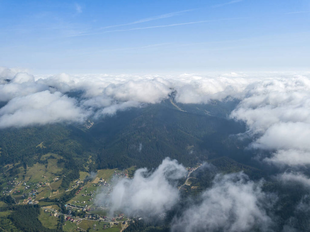 Wysoki lot w górach Karpat Ukraińskich. Widok drona z powietrza. - Zdjęcie, obraz