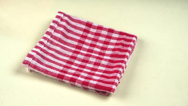 Červenobílé kostkované turecké ručník na bílém pozadí - Fotografie, Obrázek