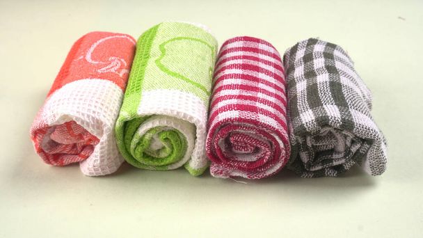 Toallas peshtemal de algodón de baño turco, textil plegado. Hermosos colores brillantes con fondo de luz natural - Foto, Imagen