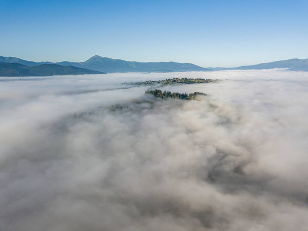 Ranní mlha v ukrajinských Karpat. Zobrazení leteckých dronů. - Fotografie, Obrázek