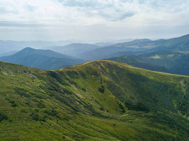 Hautes montagnes des Carpates ukrainiennes par temps nuageux. Vue aérienne du drone. - Photo, image