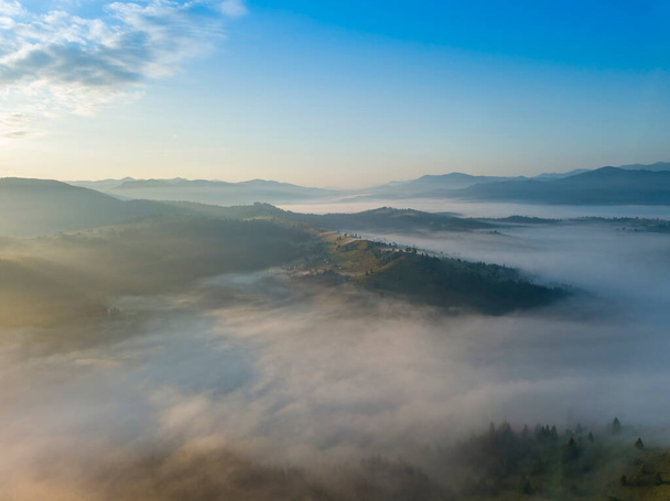 ウクライナのカルパチア人の朝の霧。空中ドローンビュー. - 写真・画像