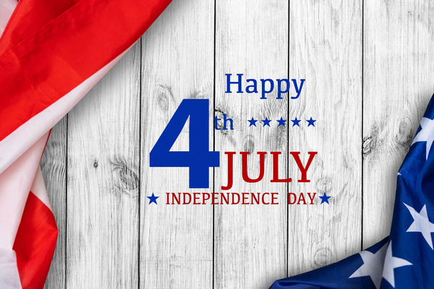 Inschrift Glücklicher Unabhängigkeitstag auf der US-Flagge. Grunge-Hintergrund. Holzstruktur - Foto, Bild
