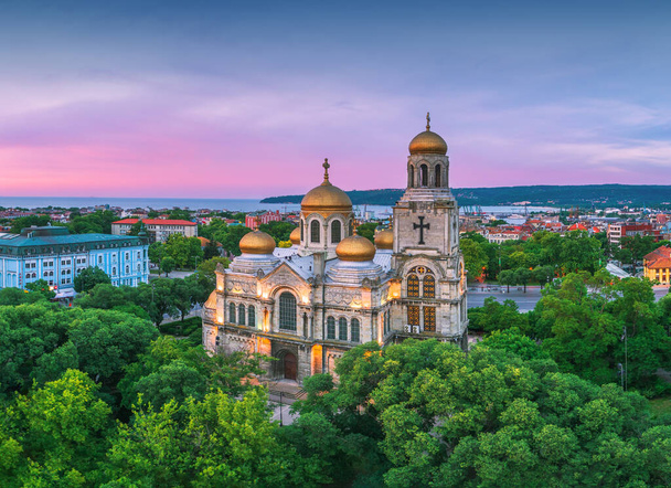 Vista aérea da Catedral da Assunção em Varna, Bulgária
 - Foto, Imagem