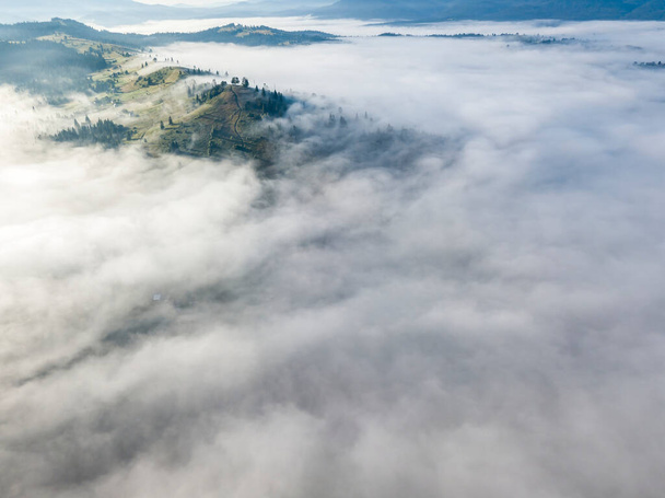 ウクライナのカルパチア山脈の朝の霧。空中ドローンビュー. - 写真・画像