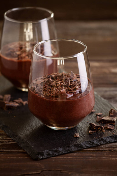 Glazen van zelfgemaakte zoete pure chocolade mousse - Foto, afbeelding