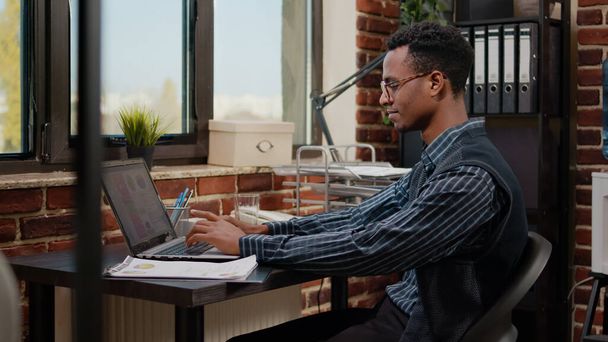 Menedzser használ laptop dolgozni a pénzügyi növekedés az irodában - Fotó, kép