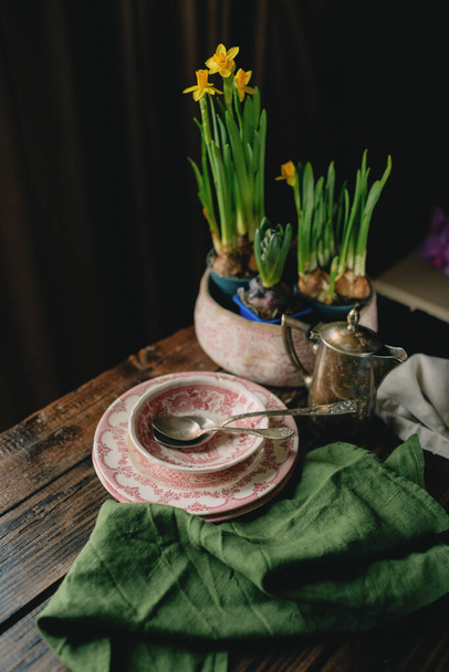 Spring table decoration with crockery and flowers - Foto, imagen