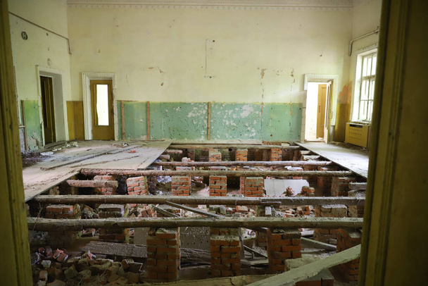 Verlaten gebouw in Chernobyl exclusieve zone, Oekraïne - Foto, afbeelding