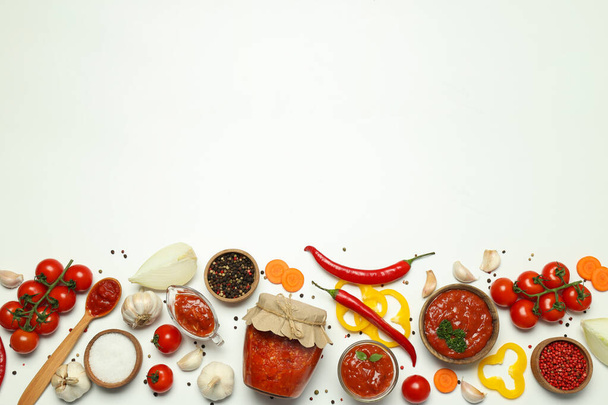 Concepto de salsa picante con Adjika, espacio para el texto - Foto, imagen