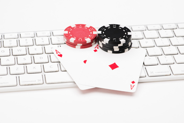 Pokerkarten und Chips auf der Web-Tastatur - Foto, Bild