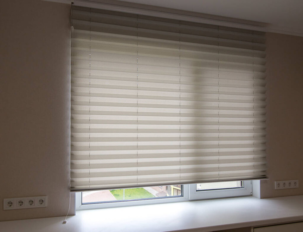 Pleated blinds XL Coulisse, λευκό χρώμα, με 50 χιλιοστά φορές κοντά στο άνοιγμα του παραθύρου στο εσωτερικό. Πολυτελής ηλιοπροστασία και διακόσμηση παραθύρων. Σύγχρονες αποχρώσεις. - Φωτογραφία, εικόνα