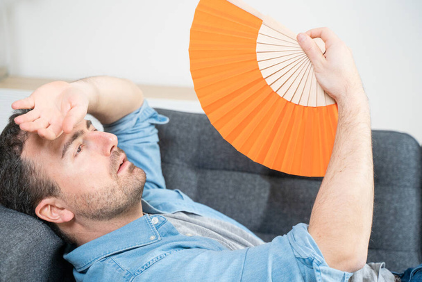 Um homem suando sofrendo onda de calor de verão em casa - Foto, Imagem