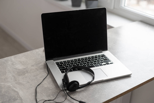 Открытый пустой ноутбук на современном рабочем месте с офисными принадлежностями и украшениями на белом столе
 - Фото, изображение