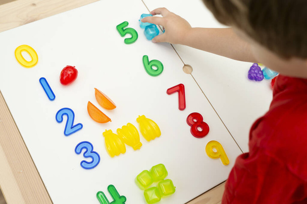 Nombres et jouets. Fruits et chiffres artificiels. Idée pour que les enfants apprennent à compter. Montessori concept, éducation préscolaire. - Photo, image