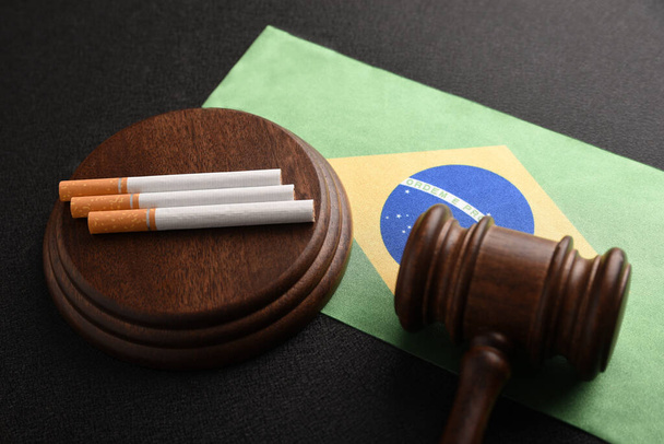 Cigaretta és bírák kalapács a zászló Brazília háttér Törvény és a dohánytermékek. Törvénysértés - Fotó, kép