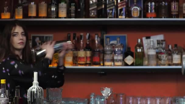 Ruiva menina Jovem mulher adulta bartender prepara misturas margarita coquetel no bar - Filmagem, Vídeo