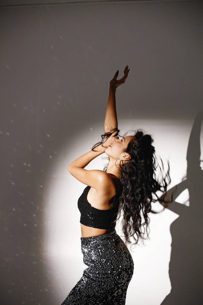 Boční fotografie kavkazské ženy salsa tanečnice pod projektory světlo - Fotografie, Obrázek