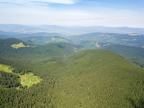 Altas montañas de los Cárpatos ucranianos en un clima nublado. Vista aérea del dron. - Foto, imagen