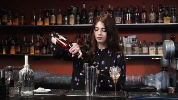 Руда дівчина Молода доросла жінка бармен готує суміші паперу літака коктейль-бар Шви льодові дзвони
 - Кадри, відео