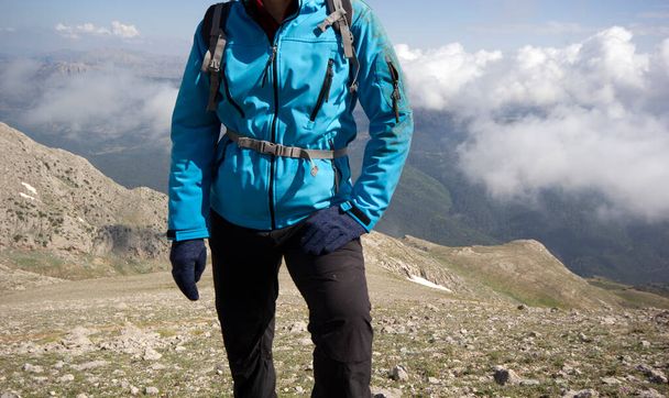 Альпинист в синем пальто - Фото, изображение