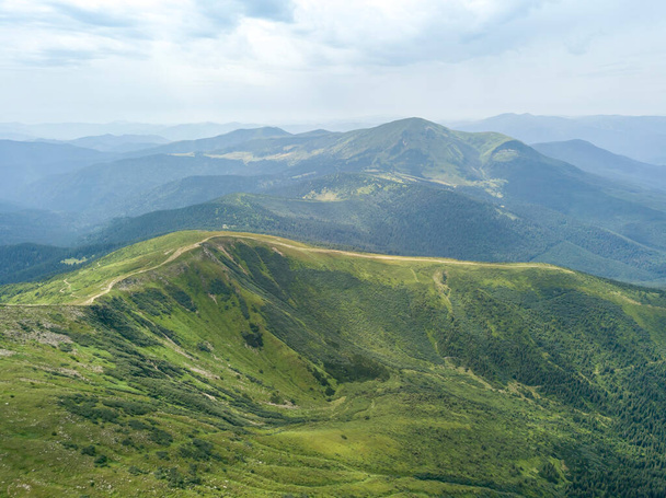 Altas montañas de los Cárpatos ucranianos en un clima nublado. Vista aérea del dron. - Foto, imagen