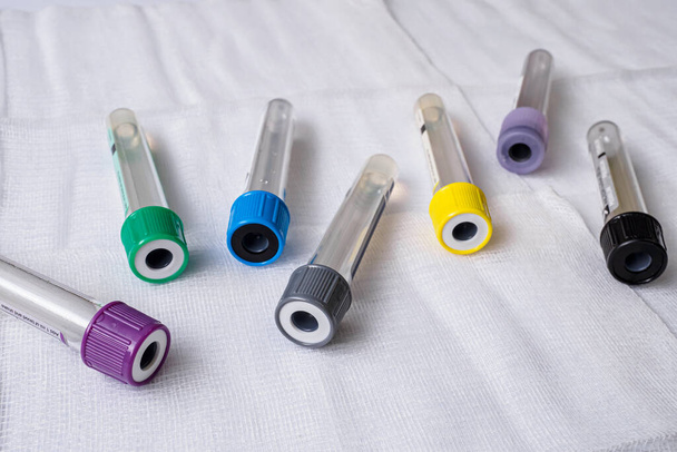 Пластиковые пробирки с колпачками для сбора образцов. Трубки для отбора крови. - Фото, изображение